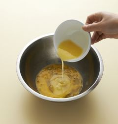 2. 버터는 전자레인지에 10초 정도 녹이거나 중탕으로 녹인후 달걀을 잘 푼 다음 녹인 버터를 넣어 골고루 준다.