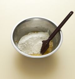 3. ②에 유자차를 다져 넣고 소금과 설탕을 넣어 섞은 다음 체에 친 가루를 넣어 잘 섞는다.