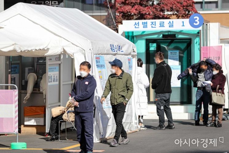 신종 코로나바이러스감염증 신규 확진자가 100명이 발생하며 사흘째 세자릿수를 유지하고 있는 10일 서울 중구 국립중앙의료원에 마련된 선별진료소를 찾은 시민들이 검사를 받기 위해 대기하고 있다./강진형 기자aymsdream@