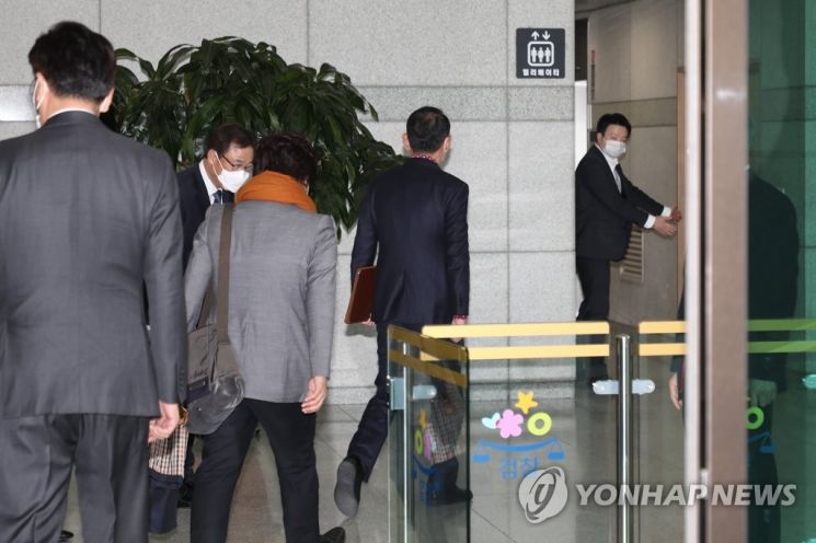 추미애·윤석열 정치권 갈등 언제까지…정쟁 몰두 비판도