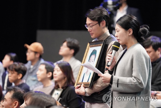 지난해11월19일 오후 서울 상암동 MBC에서 열린 '국민이 묻는다, 2019 국민과의 대화'에서 고(故) 김민식 군의 부모가 문재인 대통령에게 질문하고 있다. [이미지출처=연합뉴스]