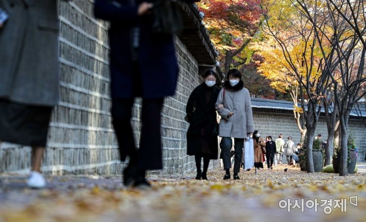 쌀쌀한 가을 날씨가 이어지고 있는 10일 서울 중구 덕수궁길을 찾은 시민들이 낙엽을 밟으며 가을 정취를 만끽하고 있다./강진형 기자aymsdream@