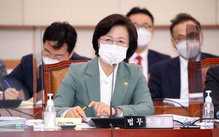 추미애 법무부 장관이 지난 5일 서울 여의도 국회에서 열린 법제사법위원회 전체회의에서 답변하고 있다. / 사진=연합뉴스