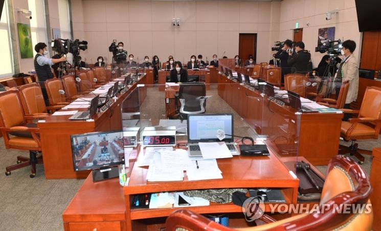 10일 국회에서 열린 여성가족위원회 전체회의가 국민의힘 김정재 의원이 이정옥 여성가족부 장관의 '재보선, 성인지 집단학습 기회' 발언을 문제 삼으며 사퇴를 촉구한 뒤 정회되고 있다.사진=연합뉴스