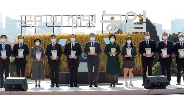 농협, 농업인의 날 맞아 도농상생 업무협약 체결