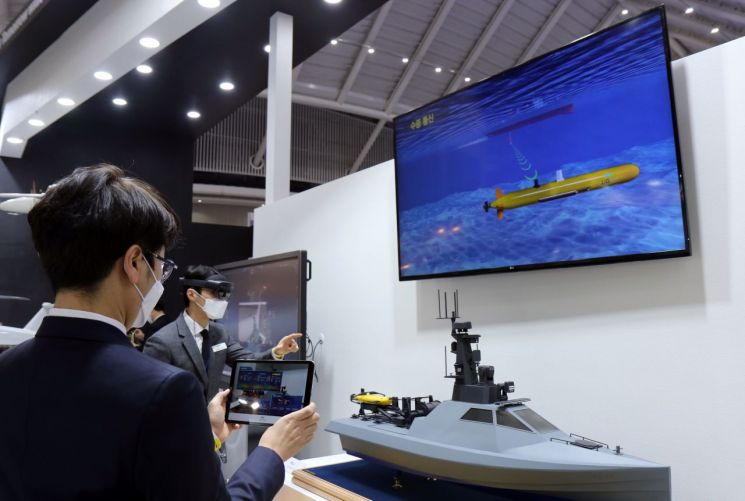 11일 인천 송도컨벤시아에서 개최된 '2020 국제해양·안전대전’에서 LIG넥스원 관계자가 4차 산업혁명 기술을 적용한 '함정 원격정비지원체계'를 선보이고 있다.
