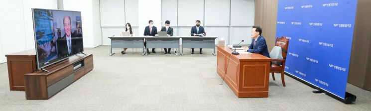 윤대희 신보 이사장, 코로나19 대응 신보의 역할 전 세계에 소개