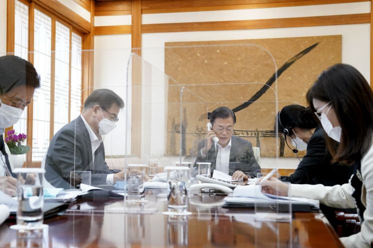 문재인 대통령이 12일 오전 조 바이든 미국 대통령 당선인과 첫 전화 통화를 하고 있다. [이미지출처=연합뉴스]