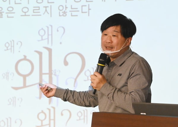 서민 단국대학교 교수가 11일 오전 서울 여의도 국회 의원회관에서 열린 국민의힘 초선모임인 '명불허전 보수다'에서 야당의 길을 주제로 강연하고 있다. 사진=연합뉴스