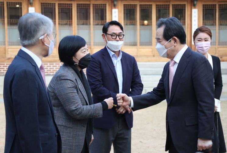 네이버·카카오 대표, 정세균 만나 "뽑을 개발자 없다…AI 인재 키워야"