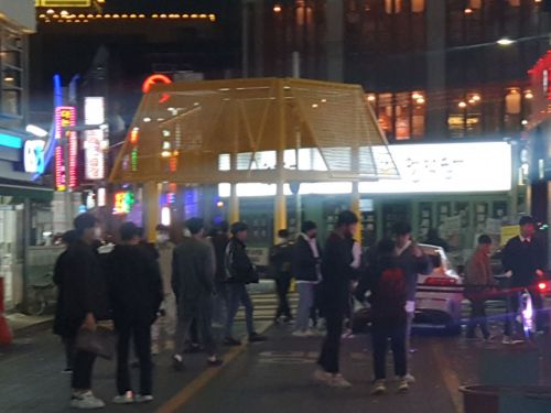 '마스크 의무화' 시행 첫날인 13일 오전 0시께 유흥주점이 밀집한 동구 구시청사거리에 마스크 미착용 시민들이 거리를 활보하고 있다. 사진=이관우 기자