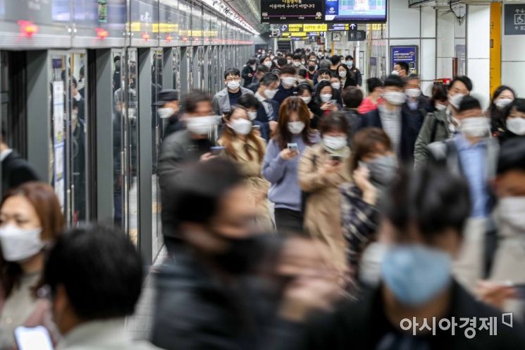 대중교통이나 의료기관, 유흥주점과 일반음식점 등 다중이용시설에서 마스크 의무 착용이 시작된 13일 서울 종로구 지하철5호선 광화문역에서 시민들이 마스크를 착용하고 있다./강진형 기자aymsdream@