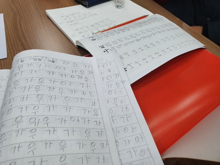 경남씨는 한글 쓰기를 좋아한다. 가장 좋아하는 단어로 자신의 이름과 '노들야학'이라고 했다. 왼쪽 공책은 신종 코로나바이러스감염증(코로나19) 여파로 야학에 나올 수 없게 되자 집에서 경남씨가 시간을 보내기 위해 한글 연습을 한 것이다.  총 네 권에 달했다. (사진=이현주 기자)