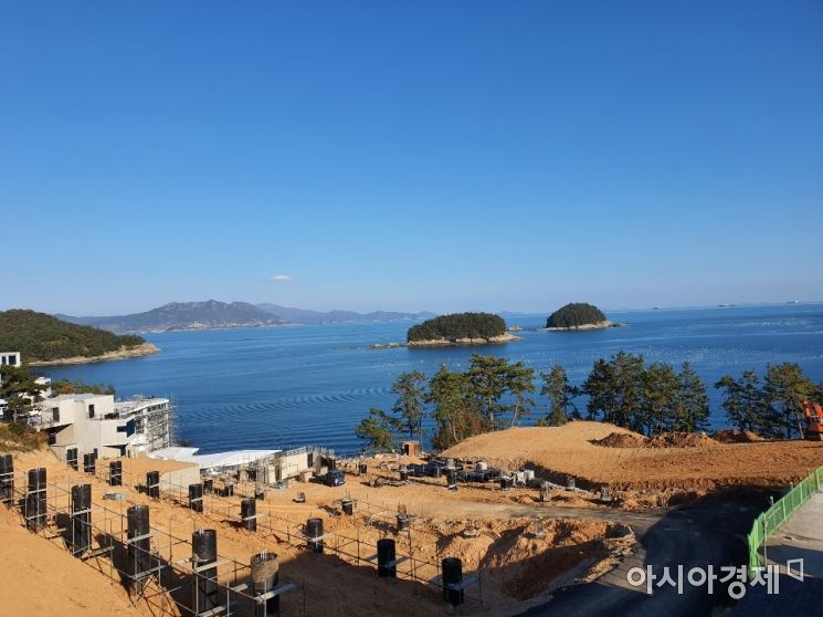 여수시 돌산 해변가 절벽에 새롭게 건축하고 있는 숙박업소로 자연환경 보존과는 거리가 먼 여수시 행정임을 보여주는 사진이다.