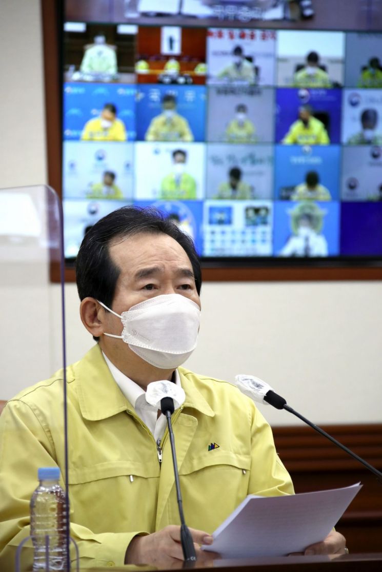 정세균 국무총리가 13일 정부서울청사에서 열린 신종 코로나바이러스감염증(코로나19) 대응 중앙재난안전대책본부회의를 주재하고 있다.<이미지:연합뉴스>