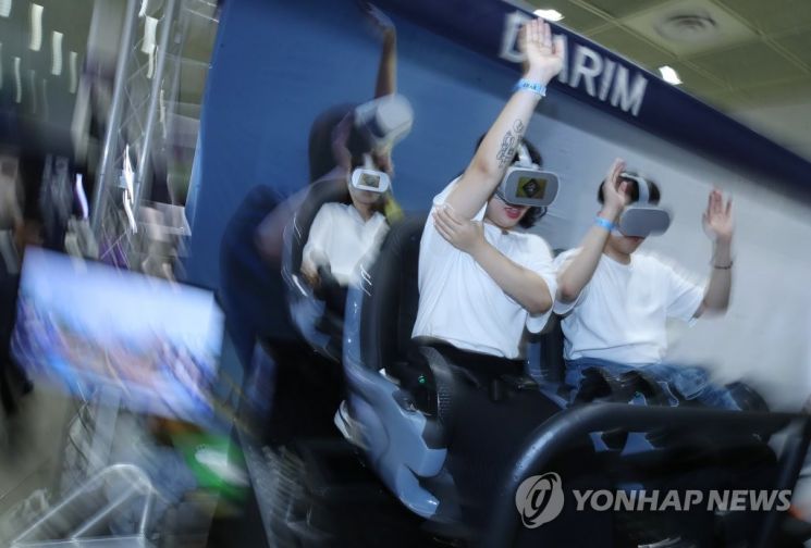 지난해 10월2일 오후 서울 강남구 삼성동 코엑스에서 열린 '코리아 VR 페스티벌'을 찾은 시민들이 VR 롤러코스터 체험을 하고 있다. / 사진=연합뉴스