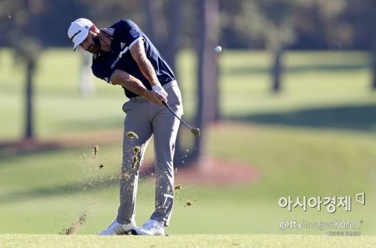 더스틴 존슨이 마스터스 둘째날 8번홀에서 아이언 샷을 하고 있다. 오거스타(美 조지아주)=Getty images/멀티비츠