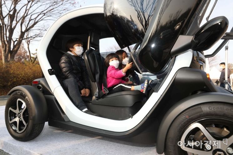 14일 경기 하남시 한국도로공사 수도권본부에서 열린 '2020 아시아경제 연비왕대회'에 르노삼성 트위지 전기차가 전시돼 있다. /문호남 기자 munonam@