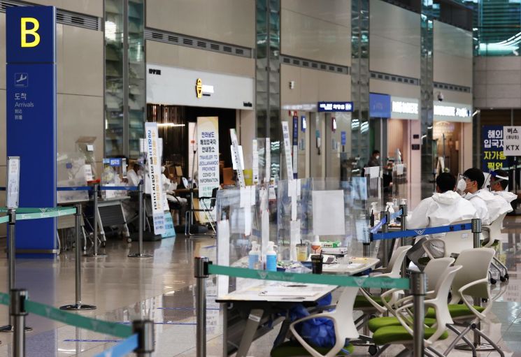 지난달 19일 영종도 인천국제공항 입국장에 방역당국 관계자들이 입국자 조사를 위해 대기하고 있다. [이미지출처=연합뉴스]