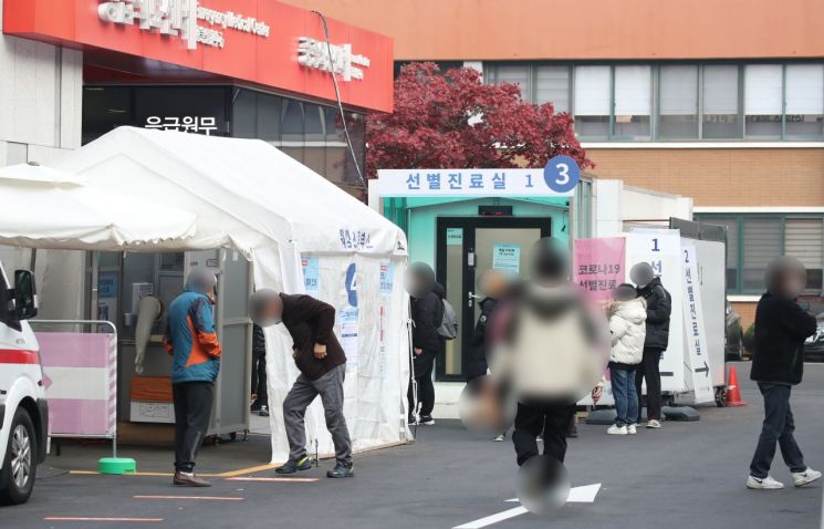 14일 서울 중구 국립중앙의료원 선별진료소 앞이 붐비고 있다. [이미지출처=연합뉴스]