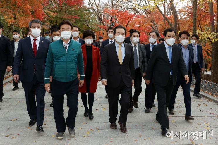 경주 불국사 전격 방문한 정세균 총리 … 방폐장 지원사업 등 현안 청취