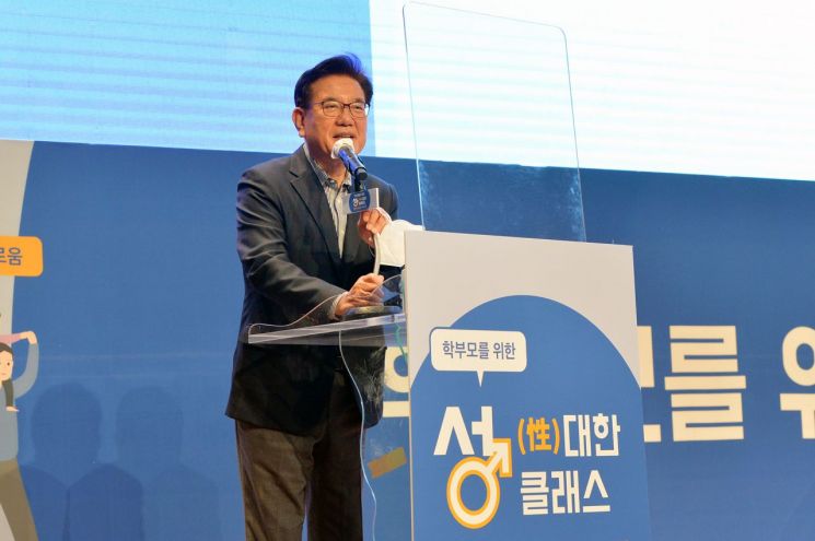 특강에 앞서 유덕열 동대문구청장이 인사말을 하고 있다.