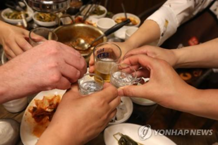 코로나19 장기화로 인해 사회적 거리두기가 지속되고 있지만 연말이 다가오면서 일부 회사는 여전히 회식 등 모임을 가지며 거리두기 지침에 소홀한 모습을 보이고 있다. 사진은 직장인들이 술잔을 부딪치고 있는 모습. 사진은 기사 중 특정 표현과 무관함./사진=연합뉴스