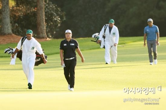 Im Sung-jae is walking on the fairway of the 18th hole on the third day of the Masters. Augusta, Georgia, USA = Getty Images / Multibits