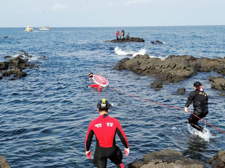 제주에서 밀물에 고립된 낚시꾼 3명 구조