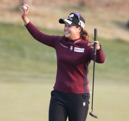 최혜진이 SK텔레콤ㆍADT캡스챔피언십 최종일 우승 직후 환호하고 있다. 사진=KLPGA