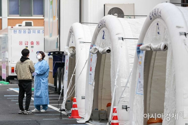 신종 코로나바이러스감염증 확진자가 사흘 연속 200명대로 확산세가 커지고 있는 16일 서울 중구 국립중앙의료원에 마련된 선별진료소를 찾은 시민들이 검사를 기다리고 있다./강진형 기자aymsdream@
