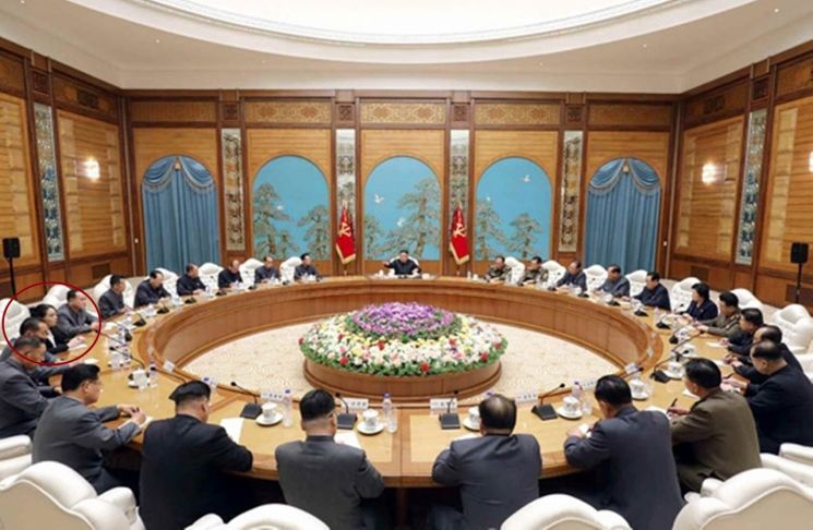 북한은 15일 김정은 국무위원장 주재로 당 중앙위원회 정치국 확대회의를 개최했다고 노동신문이 16일 보도했다. 이날 회의에서는 평양의대 당위원회의 범죄행위를 비판하고 신종 코로나바이러스 감염증(코로나19) 방역 강화 방안이 논의됐다. 김 위원장의 여동생인 김여정(붉은 원) 당 제1부부장의 모습도 포착됐다. <사진=노동신문 홈페이지 캡처>