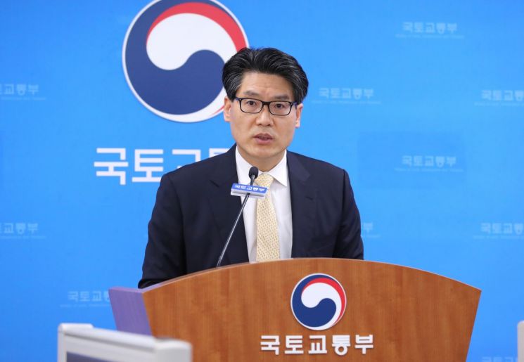 김상도 국토교통부 항공정책실장이 16일 오전 세종시 정부세종청사에서 대한항공의 아시아나 항공 인수와 관련해 백브리핑을 통해 설명하고 있다. [이미지출처=연합뉴스]