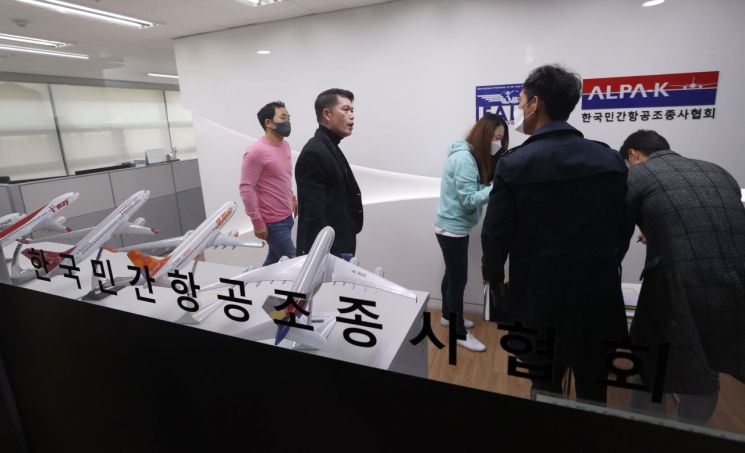 정부와 산업은행이 대한항공의 아시아나항공 인수를 공식화한 16일 오후 서울 강서구 한국민간항공조종사협회에서 최현 대한항공조종사노동조합 위원장(왼쪽에서 두번째)이 아시아나항공열린조종사노동조합 관계자들과 대화가고 있다. 대한항공과 아시아나항공 노동조합 관계자들은 이곳에 모여 향후 대책을 논의하고 있다. [이미지출처=연합뉴스]