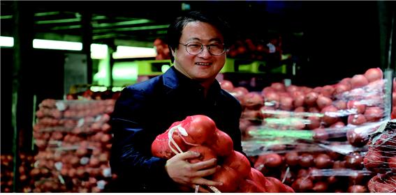 박정일 농협경제지주 차장이 지난 5월27일부터 온라인농산물거래시스템으로 거래가 가능해진 양파를 들어 올리고 있다. 이 시스템은 농식품부와 농협경제지주가 규제개선을 통해 빠르게 접근한 혁신사례로 꼽힌다.