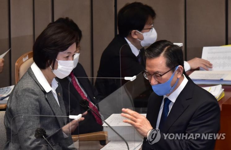 "툭하면 민주당 떠나라" 의원 양심 쥐락펴락…'문빠 파시즘' 논란 [한승곤의 정치수첩]