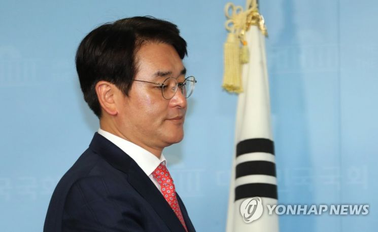 "툭하면 민주당 떠나라" 의원 양심 쥐락펴락…'문빠 파시즘' 논란 [한승곤의 정치수첩]