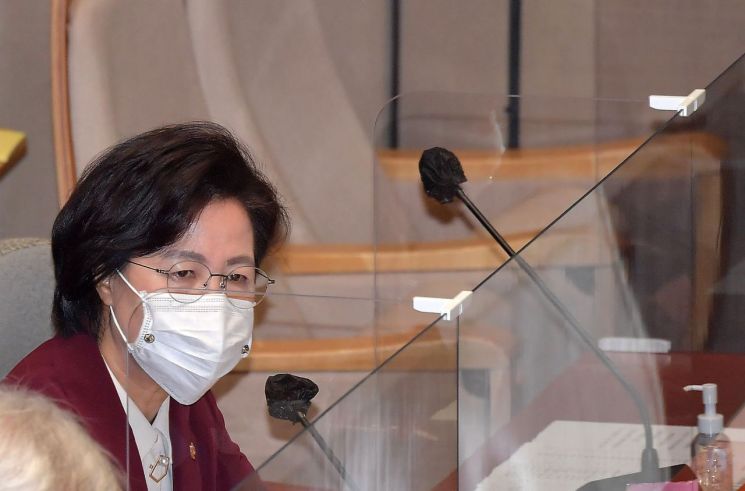 추미애 법무부 장관이 지난 12일 국회에서 열린 예산결산특별위원회 전체회의에 참석, 답변하고 있다. / 사진=연합뉴스