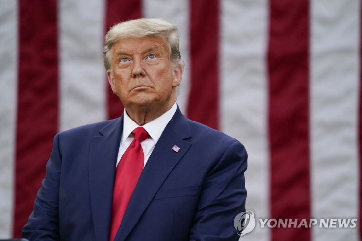 도널드 트럼프 미국 대통령이 13일(현지시간) 백악관 로즈가든에서 기자회견을 하고 있다. 트럼프 대통령이 공개석상에 나선 것은 지난 5일 이후 8일 만이다.