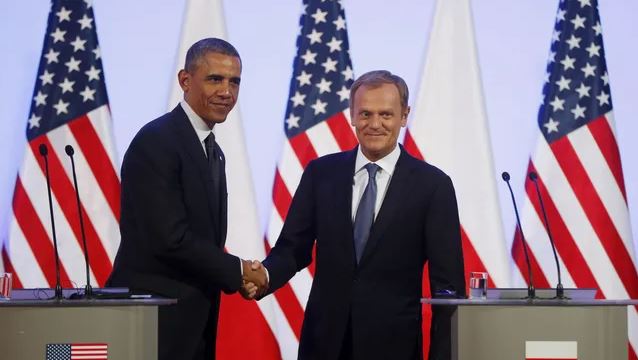 도널드 투스크 전 폴란드 총리는 지난 2011년 버락 오바마 전 미국 대통령이 폴란드를 방문한 당시 '더 위쳐2' CD 패키지를 선물하기도 했다. / 사진=인터넷 커뮤니티 캡처
