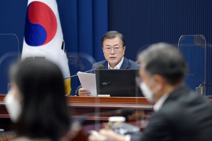문재인 대통령이 17일 오전 청와대에서 열린 국무회의에서 발언하고 있다.<이미지:연합뉴스>