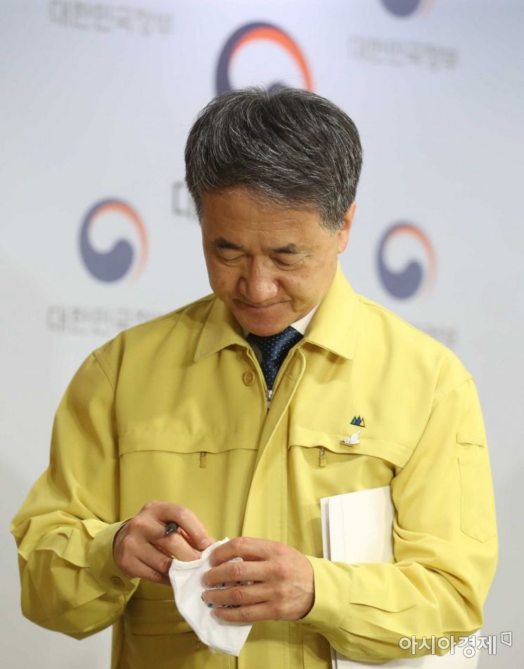박능후 보건복지부 장관이 17일 서울 종로구 정부서울청사 브리핑룸에서 코로나19 대응 정례브리핑을 마친 뒤 이동하고 있다. 정부는 19일 0시부터 수도권과 강원지역에서 사회적 거리두기 단계를 1.5단계로 격상하기로 했다. /문호남 기자 munonam@