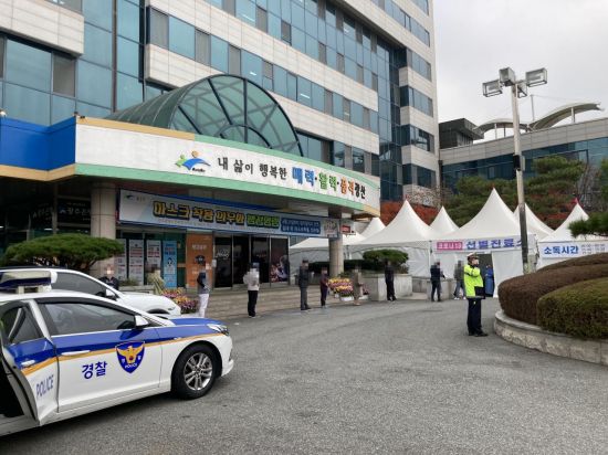 지난 16일 광주 광산경찰서 소속 경찰관이 코로나19 확진 판정을 받아 동료 경찰 등이 광주광역시 광산구 선별진료소에서 진단검사를 받고 있다. 사진=광주광역시 광산구 제공