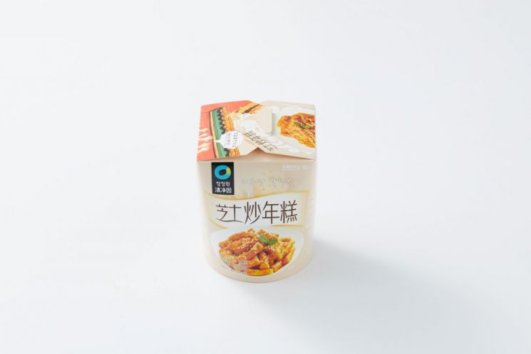 중국에 판매중인 대상의 청정원 치즈 컵 떡볶이 제품.