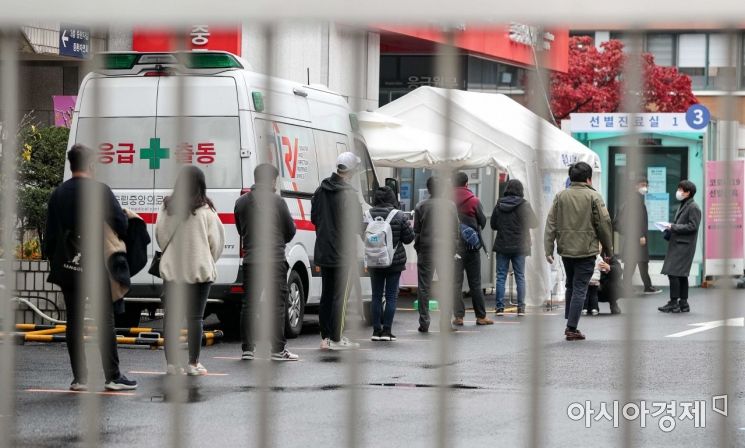 정부가 수도권의 신종 코로나바이러스감염증 일일 신규 확진자가 닷새째 100명을 넘어서자 사회적거리두기 단계를 1.5단계로 격상시킨 18일 서울 중구 국립중앙의료원을 찾은 시민들이 검사를 받기 위해 대기하고 있다./강진형 기자aymsdream@