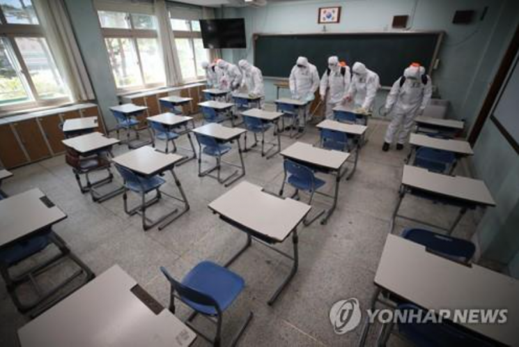 육군 50사단 소속 장병들이 지난 5월28일 대구고등학교에서 신종 코로나바이러스 감염증 확산 방지를 위한 방역을 하는 모습. [이미지출처=연합뉴스]