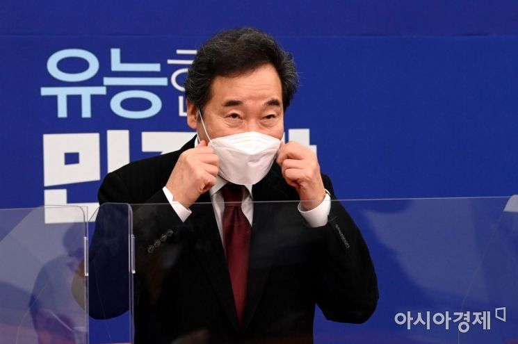 이낙연 더불어민주당 대표가 지난 18일 국회에서 열린 특보단 임명장 수여식에 참석하고 있다./윤동주 기자 doso7@