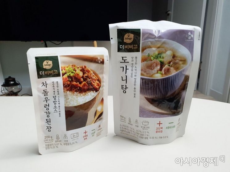 '차돌우렁강된장덮밥소스'(왼쪽)와 '도가니탕'