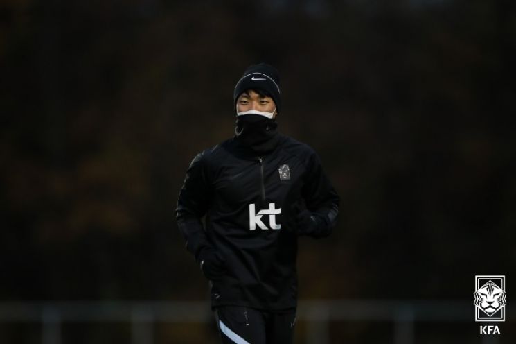 마스크 쓴 황희찬. 대한축구협회 제공