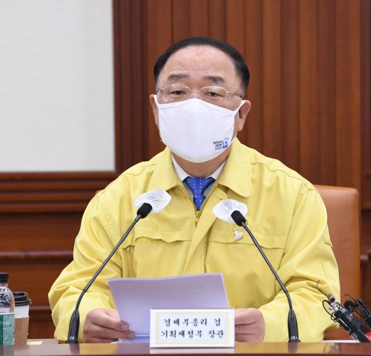 홍남기 경제부총리 겸 기획재정부 장관이 19일 정부서울청사에서 열린 '제5차 한국판 뉴딜 관계장관회의 겸 제20차 비상경제 중앙대책본부 회의'를 주재, 모두발언을 하고 있다.